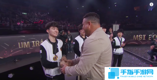 SKT奪冠MSI現(xiàn)場(chǎng)花絮：羅納爾多為Faker頒發(fā)金牌_全球新游